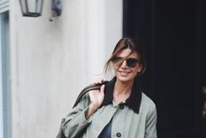¿Tienes jeans y gabardina? Entonces, presta atención a las claves de Juliana Awada para esta combinación Foto: Instagram
