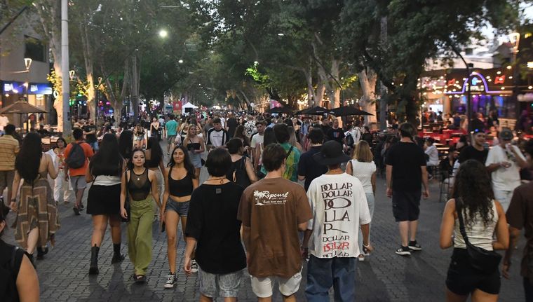 La famosa calle de la Ciudad de Mendoza se prepara con todo. Foto: Santiago Tagua/MDZ