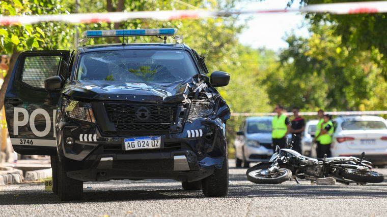 La escena del accidente: así quedaron móvil de la Policía y la motocicleta. Foto: Santiago Tagua/MDZ