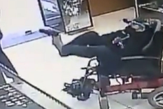 El ladrón en el intento de robo. Foto: Captura de video El ladrón en el intento de robo. Foto: Captura de video