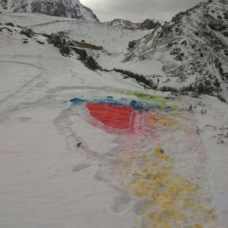 La pintada en la nieve. Foto: @RodrigoMestres