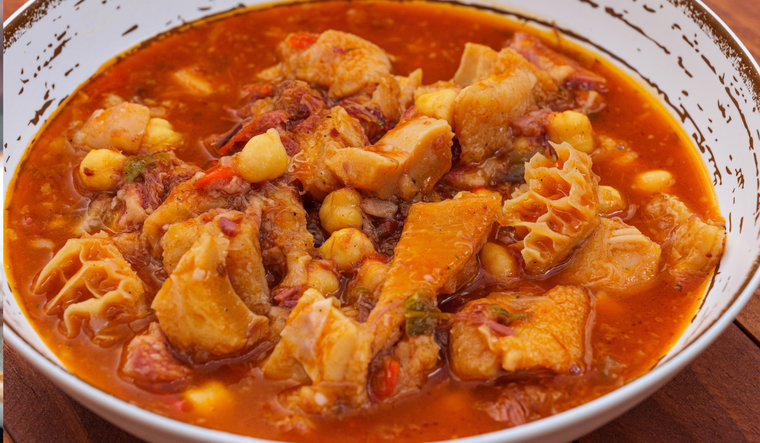 La receta de callos a la madrileña se remonta a las tabernas tradicionales de Madrid.