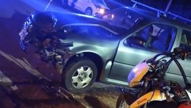 Dos jóvenes se encuentran gravemente heridos tras sufrir un choque con su moto