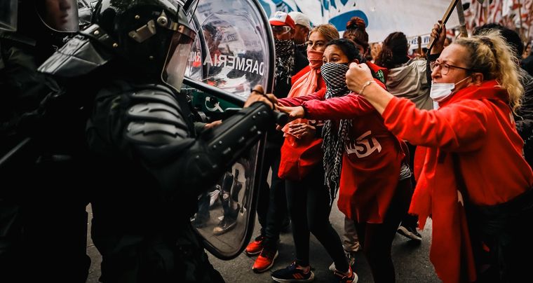 La Gendarmería y la Policía frenaron el avance de los piqueteros. Foto: EFE