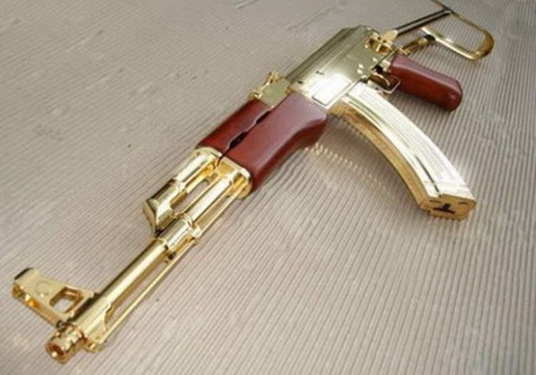 Las armas del fallecido dictador. Foto: Publicada por malgusto.com