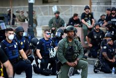 Policías se arrodillan junto con los manifestantes durante una protesta contra la muerte de George Floyd, en Atlanta, Georgia, EE. UU., el 1 de junio de 2020.