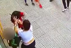 Una mujer mandó a su hijo a robar y terminó a las piñas con una empleada del cotillón Foto: Captura de video Una mujer mandó a su hijo a robar y terminó a las piñas con una empleada del cotillón Foto: Captura de video
