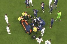 Los médicos atienden a Kimpembe ante la preocupación de sus compañeros. Foto: Captura