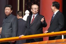 El actual presidente chino, Xi Jinping, a la izquierda, el expresidente Jiang Zemin, en el centro, y el expresidente Hu Jintao, a la derecha. Foto: TheWallStreetJournal.