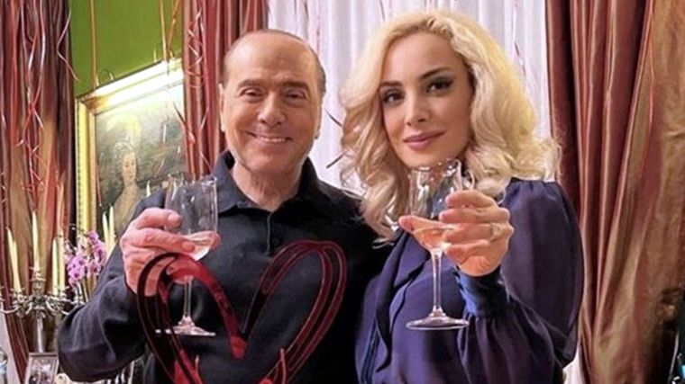 Berlusconi y novia, la diputada de Forza Italia Marta Fascina, de 32 años. Foto: AhoraRoma.