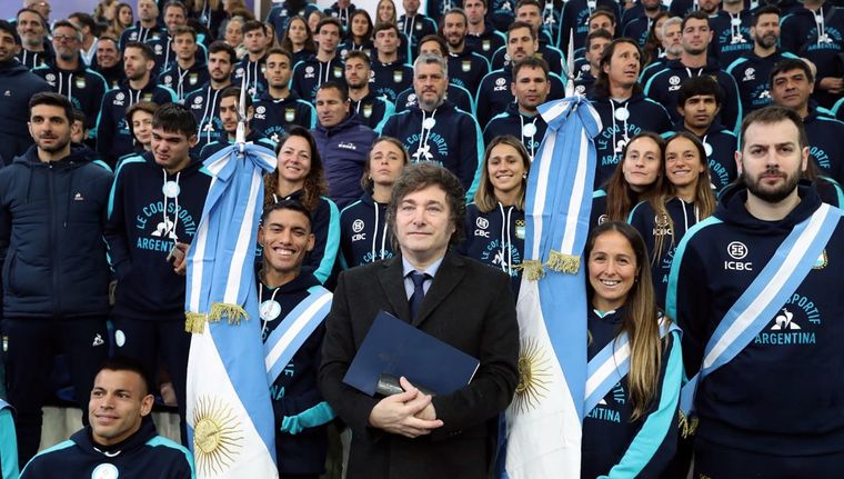 Milei saluda a deportistas olímpicos en el Cenard. Foto: Presidencia