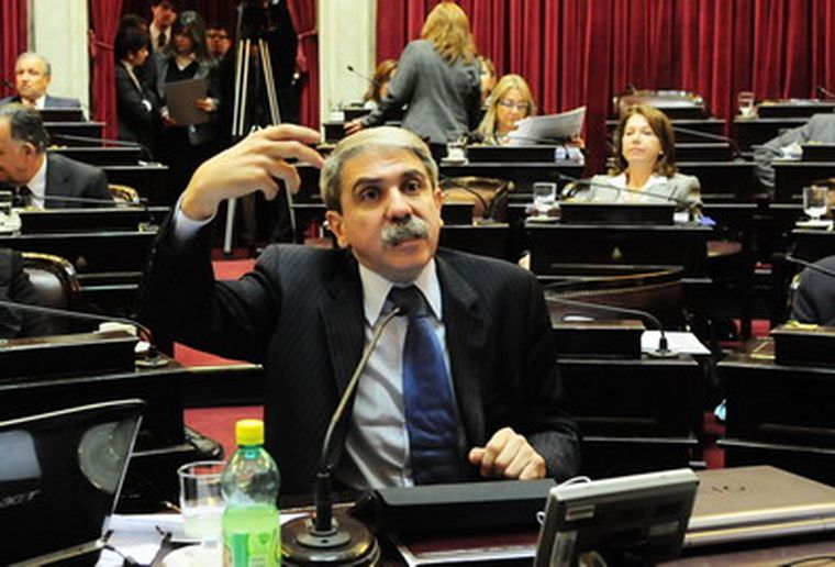 Aníbal Fernández y su particular estilo. Foto: Senado
