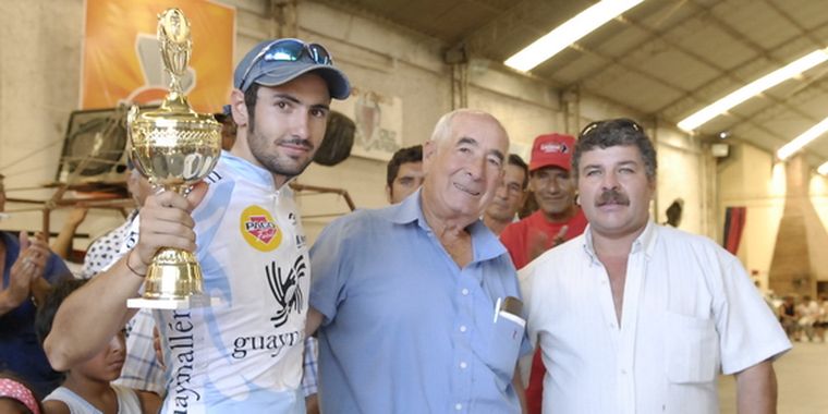 David Talavera le promete a Chila un trofeo como el de la foto. Foto: Gonzalo Bravo / MDZ