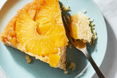 Preparación de tarta de coco y piña: sabor playero Foto: Shutterstock