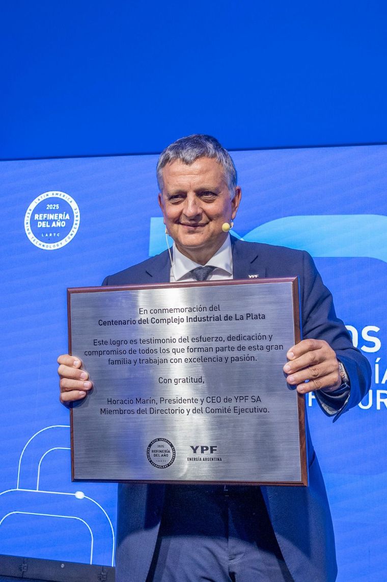 La Refinería de YPF en La Plata cumplió 100 años de operaciones ininterrumpidas y fue distinguida por eso. La Refinería de YPF en La Plata cumplió 100 años de operaciones ininterrumpidas y fue distinguida por eso.