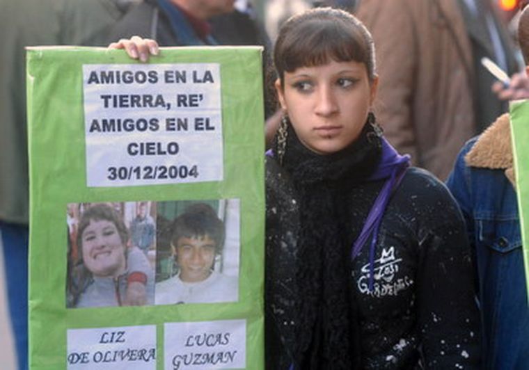 Familiares de la tragedia de Cromañon, en la puerta de los Tribunales. Foto: Telam
