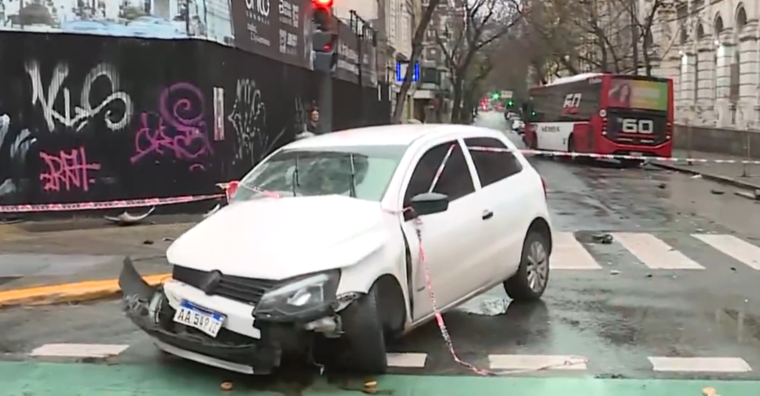 Así quedó el auto tras el choque.