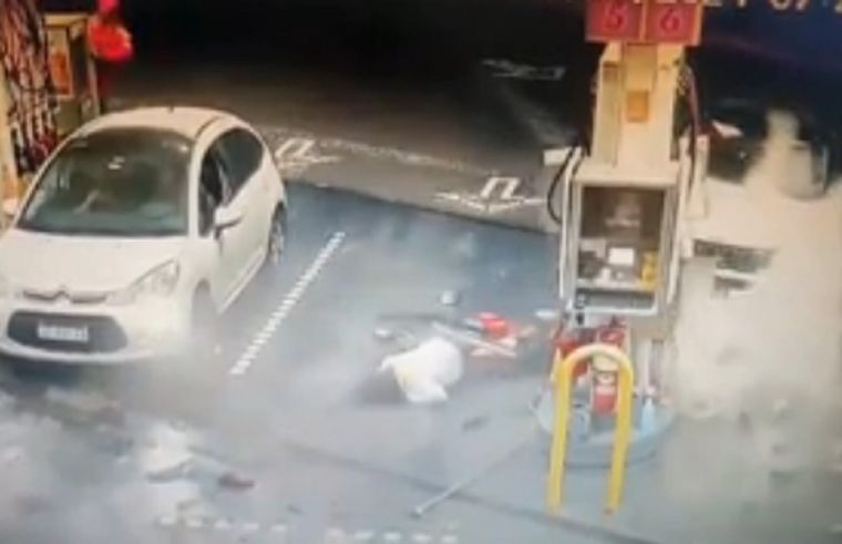 Tras el impacto, una supervisora quedó tendida en el suelo Foto: Captura de video