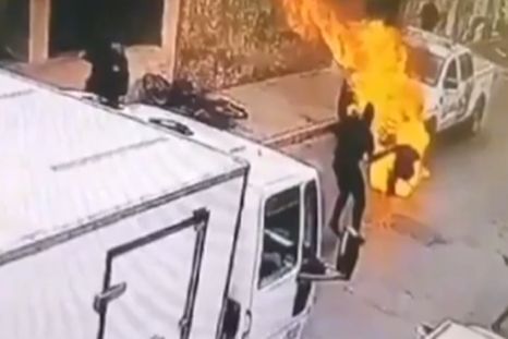 El hombre de 49 años se bajó de su moto con un bidón de nafta y se roció Foto: captura video
