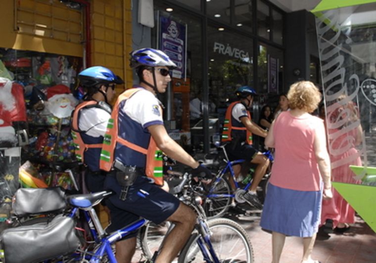 Policías en bicicleta que actuaron en el hecho. Foto: Marcelo Ruiz / MDZ