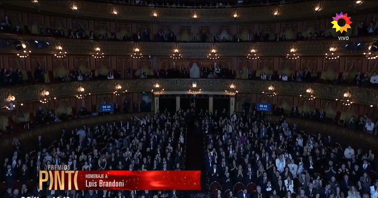 Colegas del medio no pudieron contener las lágrimas durante la emisión del video conmemorativo.