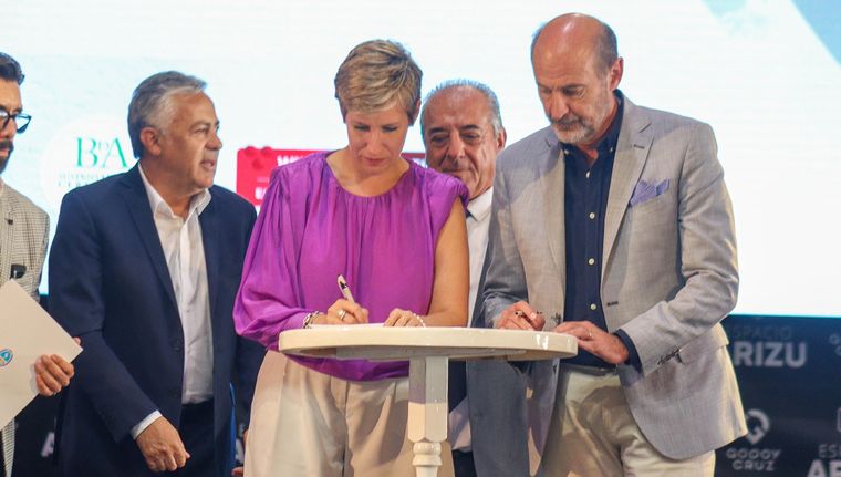 Mendoza mira de reojo un capítulo de la ley bases para atraer inversiones. Foto: Santiago Tagua/MDZ