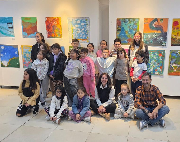 Los pequeños artistas juntos a los profes del taller Daniela Valdez y Claudio Escobar. Mirá la galería de imágenes al final de la nota.