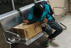 Yawa Sumpa viajó tres horas en un autobús con los restos de su hija hasta la localidad de Taisha. Yawa Sumpa viajó tres horas en un autobús con los restos de su hija hasta la localidad de Taisha.