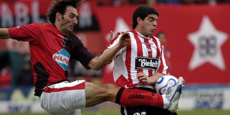 Schiavi pelea una pelota en la mitad de la cancha Foto: Fotobaires