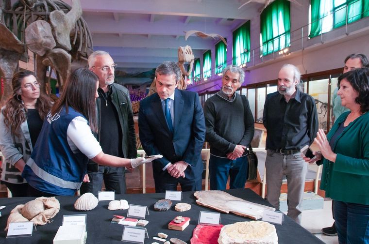 El titular de la Aduana junto con autoridades provinciales observan los objetos recuperados. Foto: Aduana
