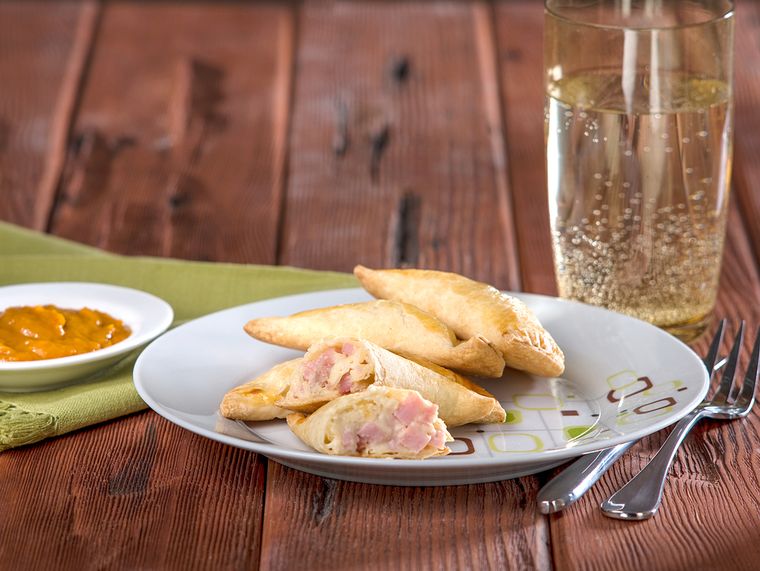 Es una de las recetas de empanadas más elegidas por los niños por su sabor suave y cremoso. Es una de las recetas de empanadas más elegidas por los niños por su sabor suave y cremoso.