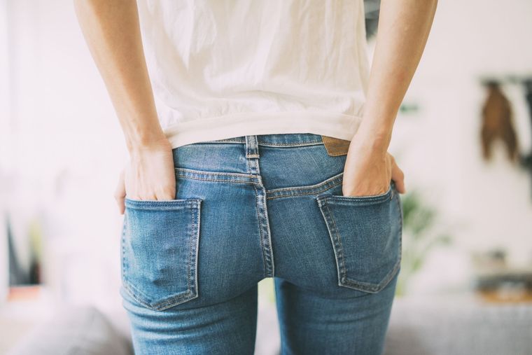 Foto: Good Housekeeping - https://hips.hearstapps.com/hmg-prod.s3.amazonaws.com/images/rear-view-of-young-woman-wearing-jeans-royalty-free-image-748340303-1551973296.jpg