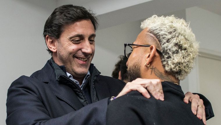 El presidente de Racing Club, Diego Milito muestra su felicidad en la presentación de los dos primeros refuerzos para la temporada 2025/26.