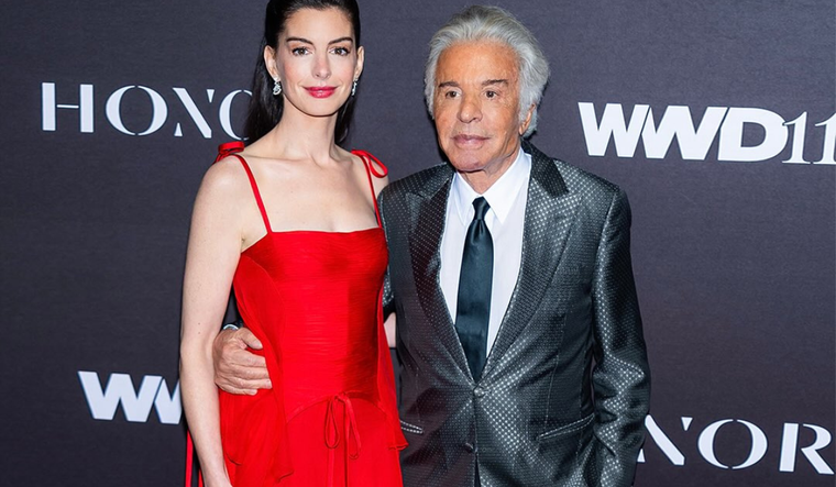 La reconocida actriz Anne Hathaway luciendo un look rojo de Valentino. Foto: @maisonvalentino &nbsp;