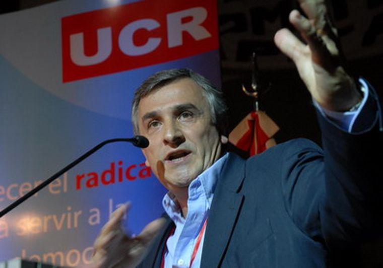 Cobos se tiene que quedar, aseguró Morales en la Convención. Foto: NA