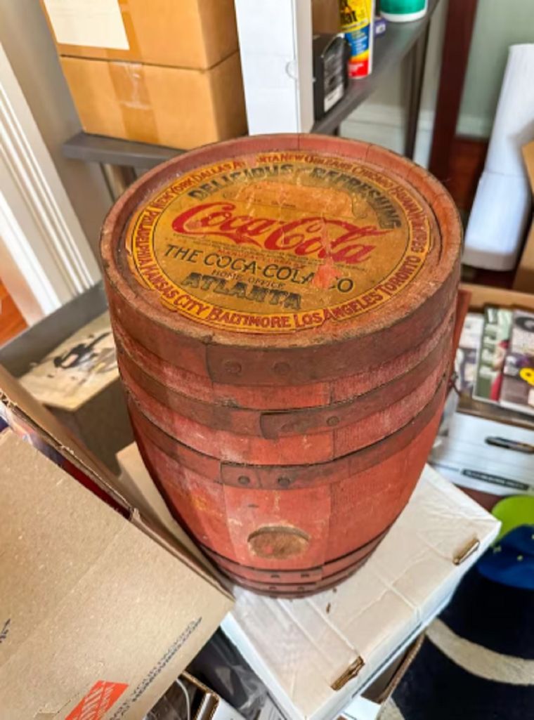 Barril antiguo que podría haber contenido jarabe original de Coca Cola.