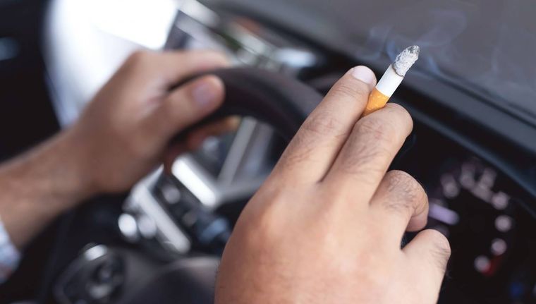 Cómo eliminar el olor a tabaco de tu automóvil (Shutterstock).