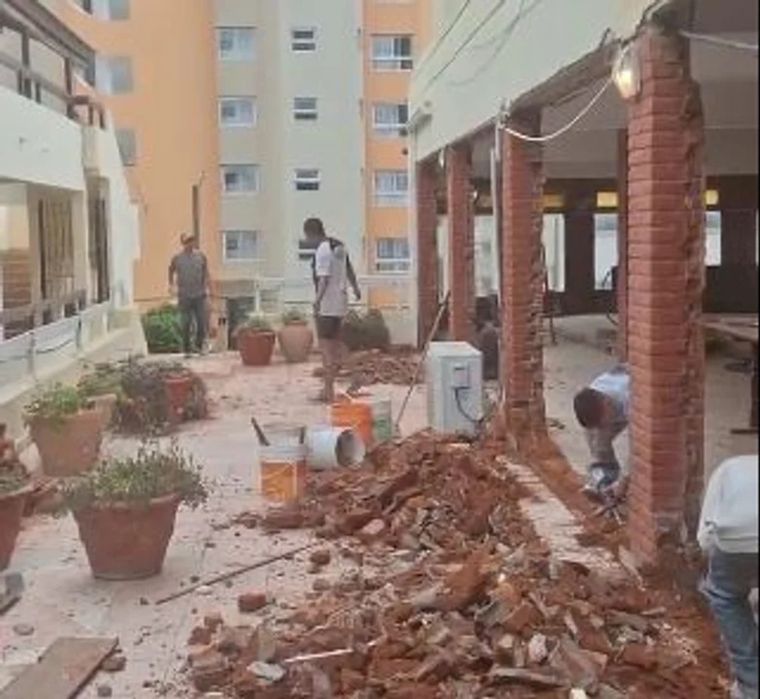 El video estaba en uno de los teléfonos que encontraron bajo los escombros.  Foto: NA