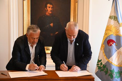 El gobernador Alfredo Cornejo y el intendente de San Carlos, Alejandro Morillas, firmaron este lunes un convenio para realizar obras en el departamento. El gobernador Alfredo Cornejo y el intendente de San Carlos, Alejandro Morillas, firmaron este lunes un convenio para realizar obras en el departamento.