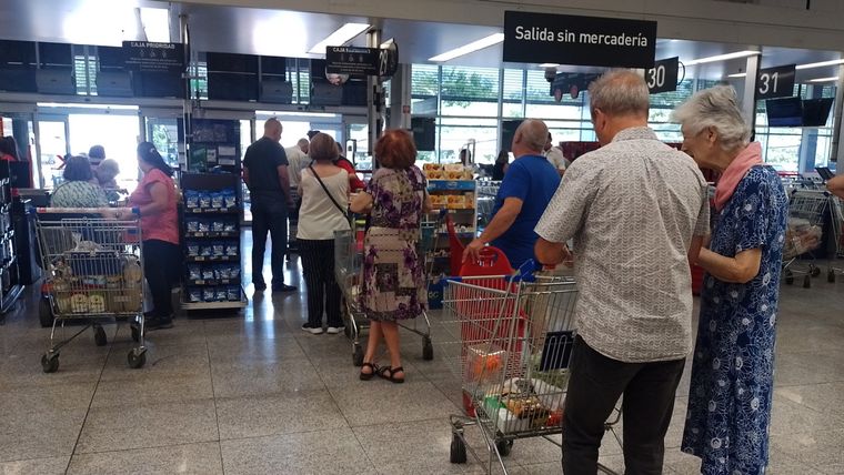 Mientras que aumentó un 130,28%, los alimentos de la canasta básica tuvieron un incremento en torno al 300% Foto: Rodrigo DAngelo / MDZ