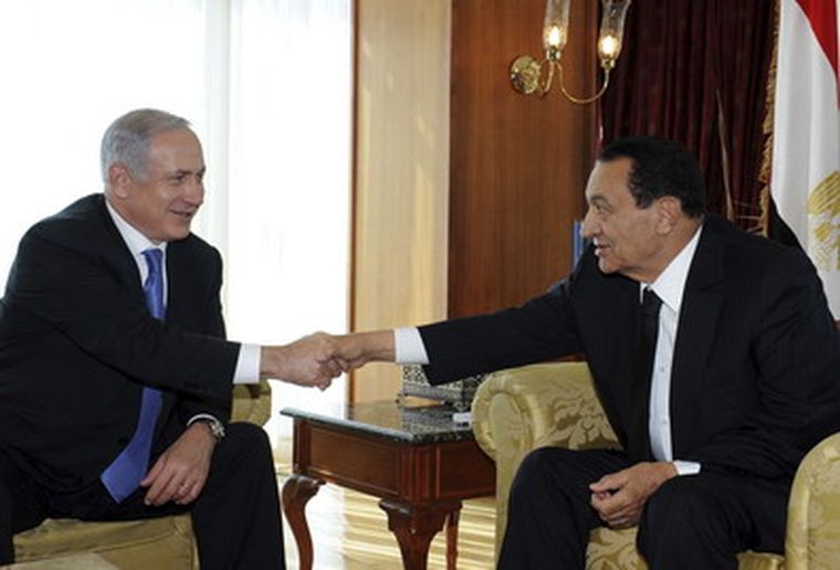 El primer ministro israelí, Benjamin Netanyahu, estrecha la mano del presidente egipcio, Hosni Mubarak. Foto: EFE