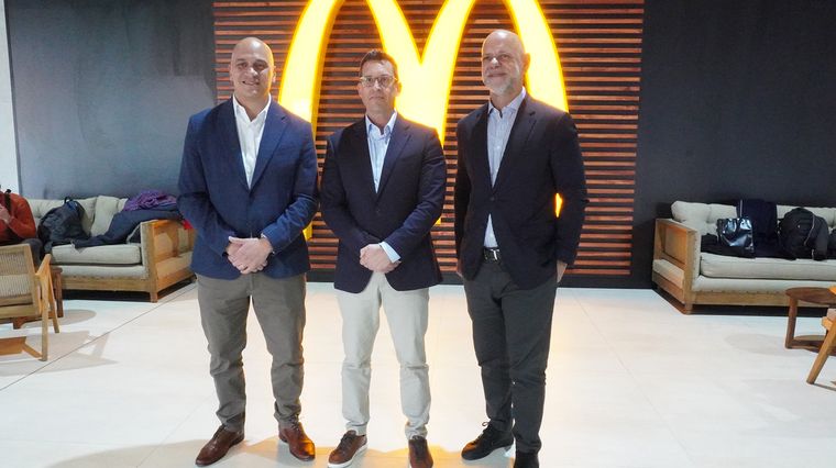 Lucio Dardes -Director de operaciones de Arcos Dorados-, Diego Paniagua -Director general de Arcos Dorados- y Luis Zambonini. Lucio Dardes -Director de operaciones de Arcos Dorados-, Diego Paniagua -Director general de Arcos Dorados- y Luis Zambonini.