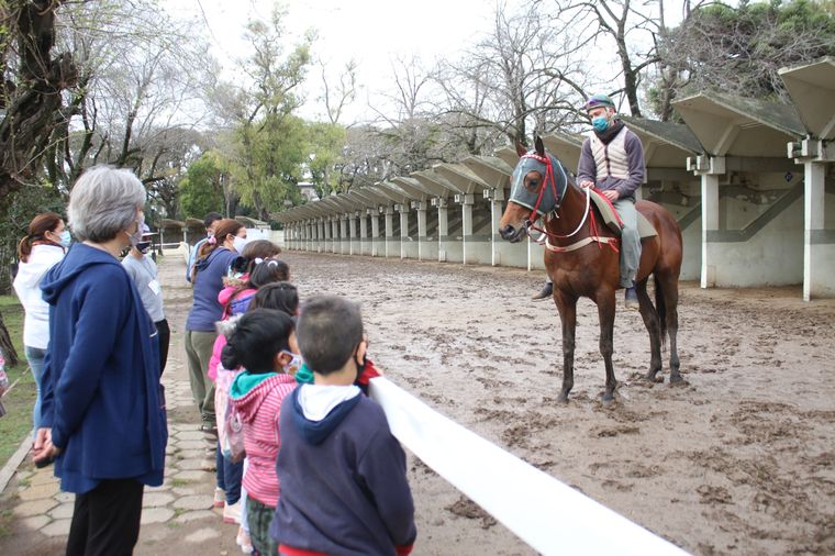 Ana María Stelman en el hipódromo con sus alumnos.