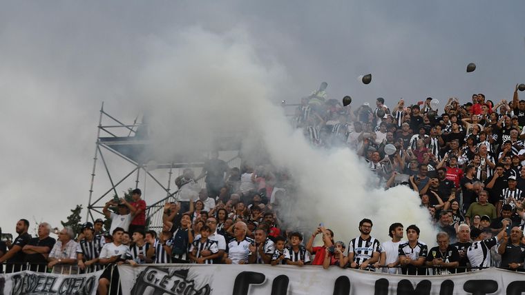 El público de Gimnasia y Esgrima quiere copa el Víctor Legrotaglie. El público de Gimnasia y Esgrima quiere copa el Víctor Legrotaglie. 