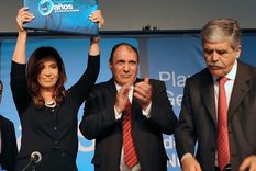 El extitular de AySA, Carlos Ben, junto a Cristina Fernández de Kirchner y Julio De Vido en un acto de la firma de agua y saneamiento realizado en Bernal en 2012.