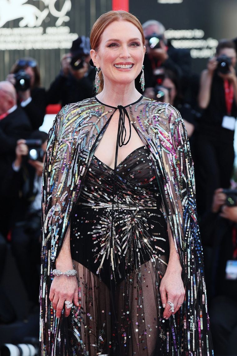 Julianne Moore capta todos los flashes de la alfombra roja del Festival de Venecia Foto: Times News