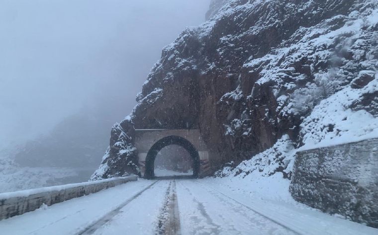 El Paso Internacional Cristo Redentor se mantiene cerrado por intensas nevadas en cordillera Foto: Osvaldo Valle