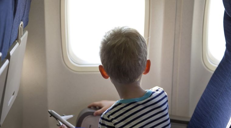 Niños en el avión. Foto: Web