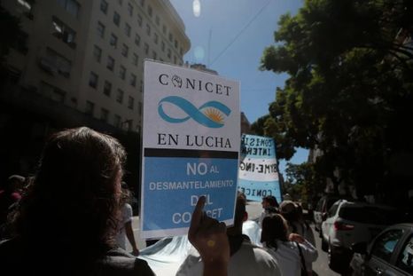 El paro de los trabajadores del CONICET incluirá charlas abiertas con investigadores, un acto central y una marcha con antorchas por la noche, seguida de una vigilia y acampe hasta la mañana del jueves. El paro de los trabajadores del CONICET incluirá charlas abiertas con investigadores, un acto central y una marcha con antorchas por la noche, seguida de una vigilia y acampe hasta la mañana del jueves.