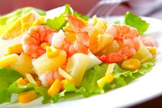 Ensalada de piña y langostinos Una receta simple y deliciosa para hacer ne minutos. Foto: Shutterstock